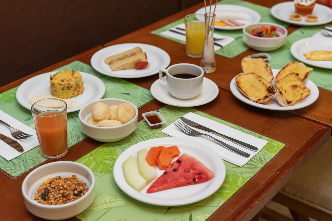 Café da manhã buffet — incluso na diária do Palms Ponta Verde